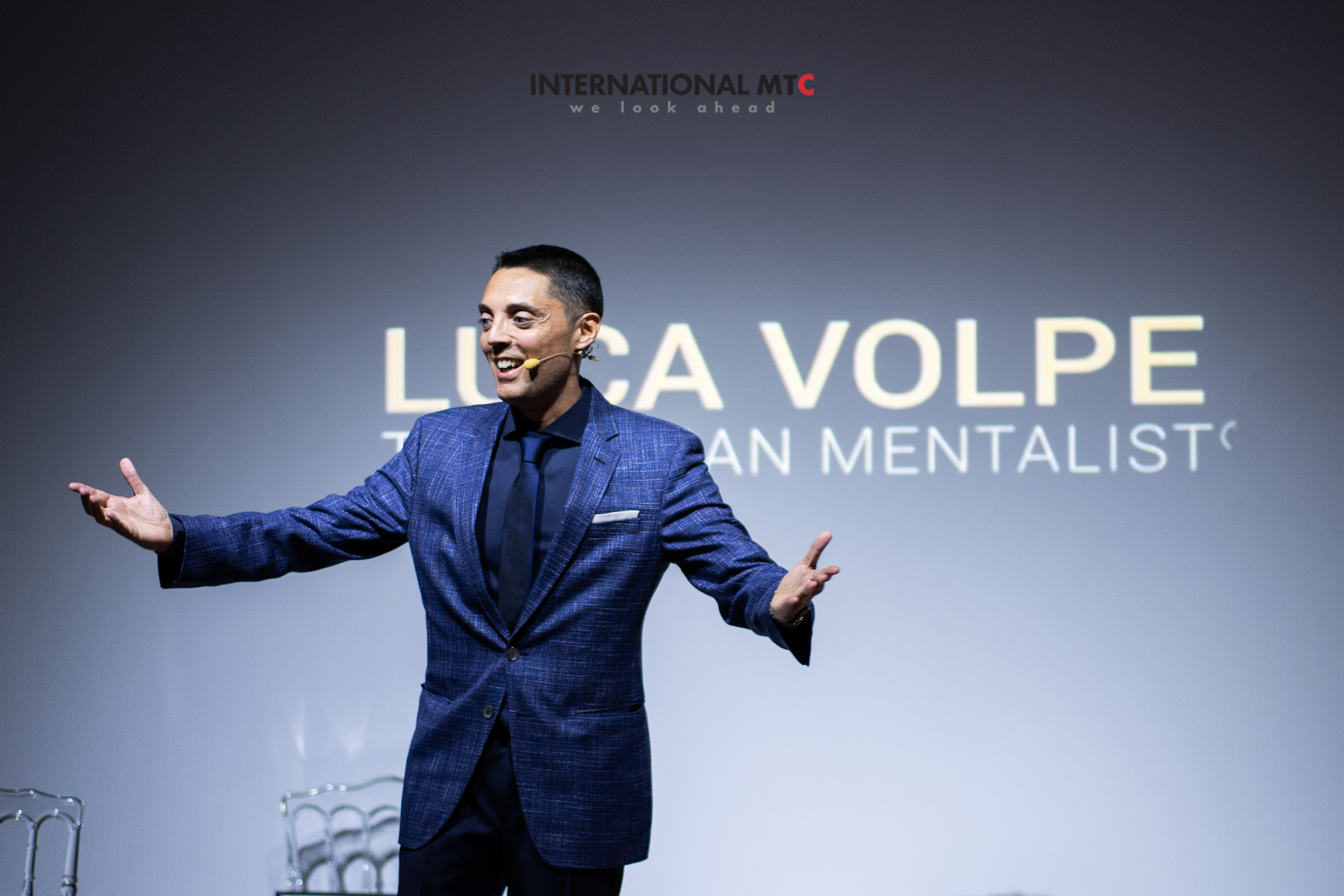 Luca Volpe executive keynote speaker durante una conferenza aziendale sulla leadership