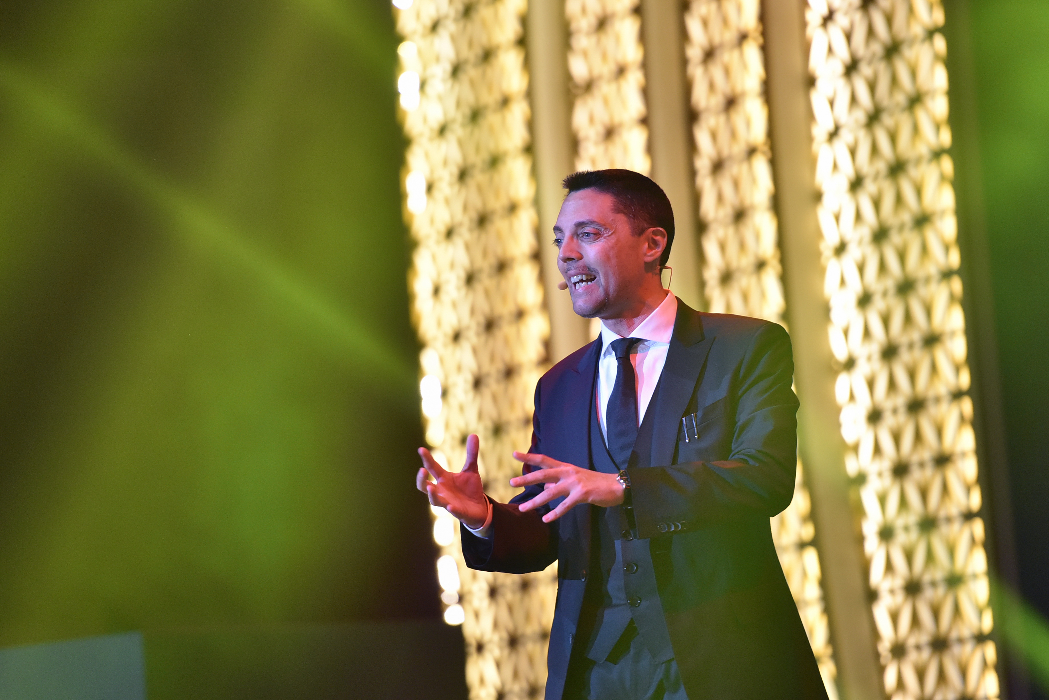 Luca Volpe executive keynote speaker durante una conferenza aziendale sulla leadership