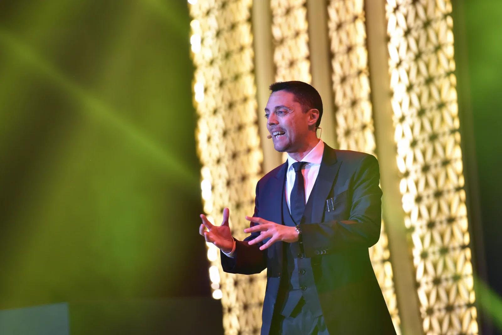 Luca Volpe mentalista per aziende durante un keynote sulla psicologia della leadership Luca Volpe mentalista per aziende durante un keynote sulla psicologia della leadership