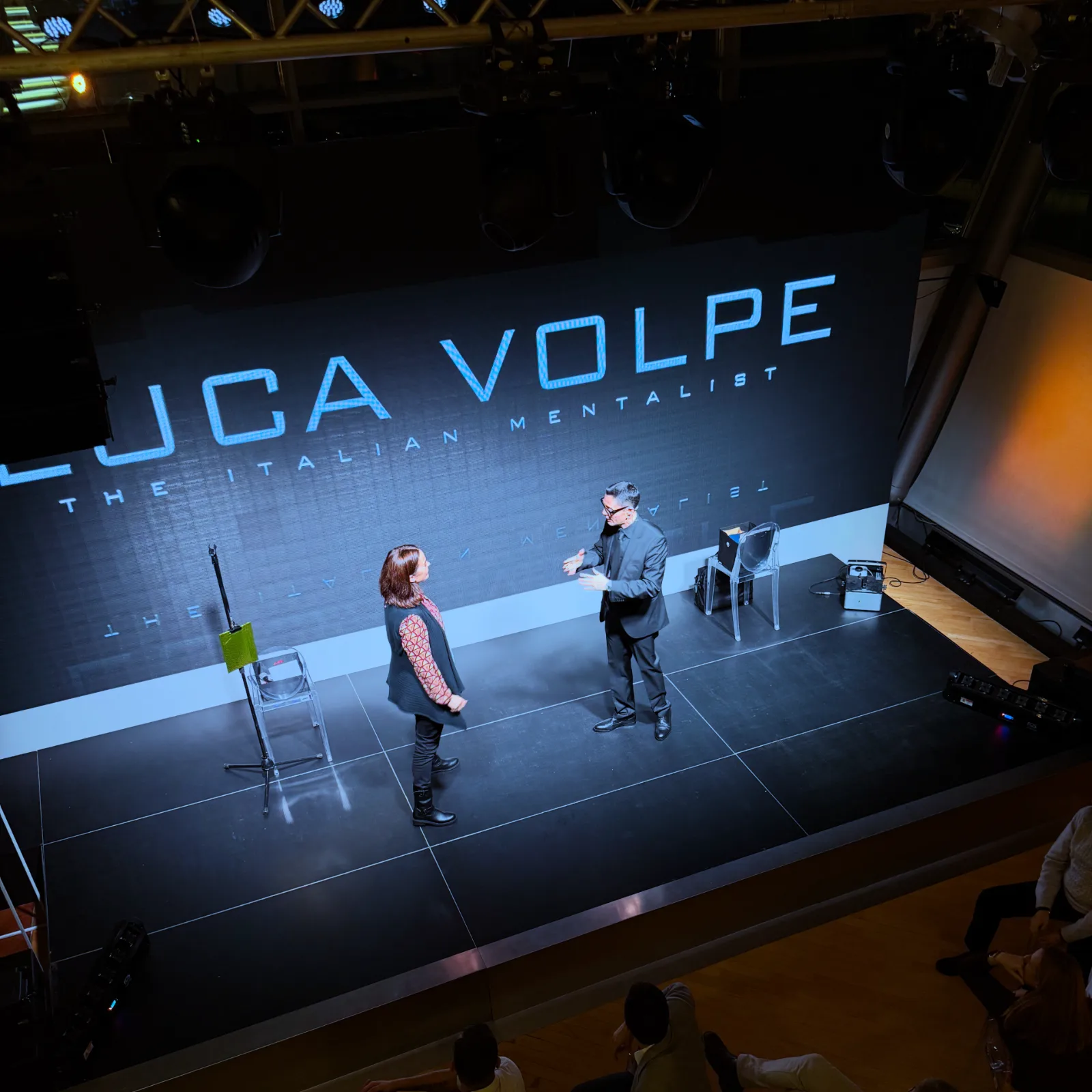 Il mentalista Luca Volpe si esibisce per un evento aziendale di alto livello Il mentalista Luca Volpe si esibisce per un evento aziendale di alto livello